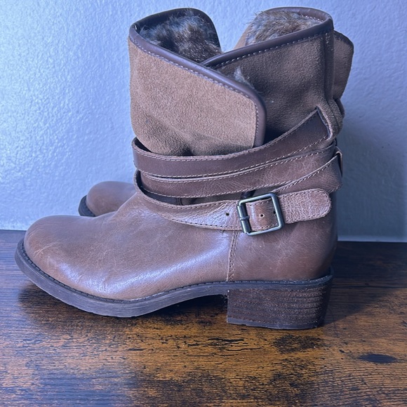 Lucky Brand Declann Fur Lined Slip-on Ankle
Bootie Size 8 1/2 - Picture 4 of 6